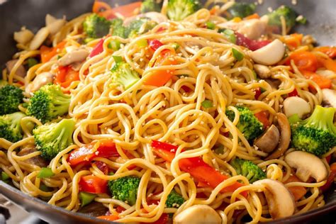 Illustration d'un wok fumant avec des légumes et des nouilles