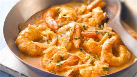 Illustration de gambas à l'armoricaine dans une cocotte