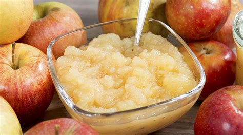 Ingrédients pour la compote de pommes disposés sur un plan de travail