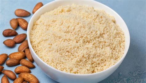 Bol de mascarpone fouetté avec de la poudre d'amande