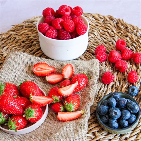 Assortiment de fruits rouges dans des coupes
