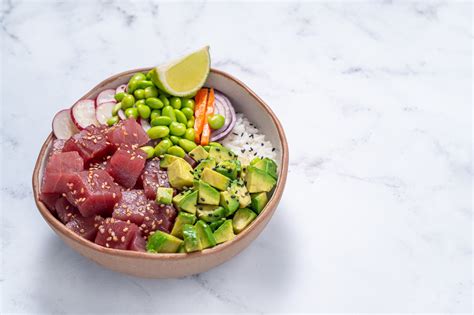 Un poke bowl coloré avec du thon et des légumes frais
