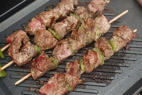 Brochettes de bœuf grillant sur une plancha