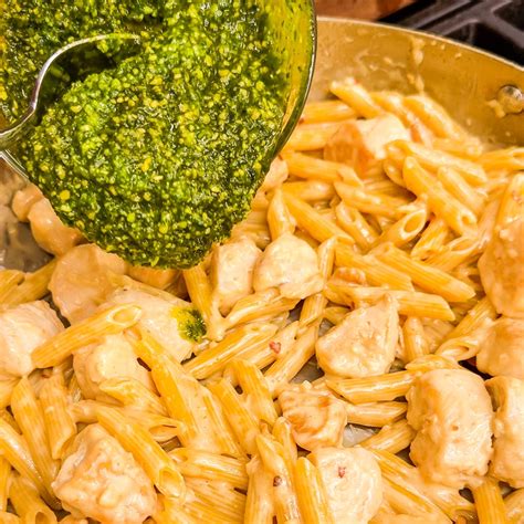 Ingrédients pour les pâtes au pesto et poulet