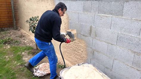 Outil pour projeter du crépi sur un mur