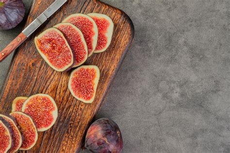 Figues fraîches sur une planche en bois