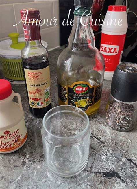 Ingrédients pour la vinaigrette : sirop d'érable, vinaigre, moutarde, huile d'olive