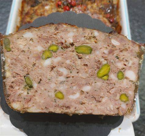 Caractéristiques visuelles: terrine en couches alternant couenne, viande et aromates dans une terrine
