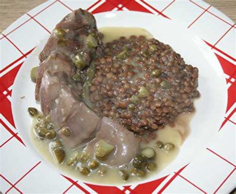 Image d'un plat de langue de porc et lentilles