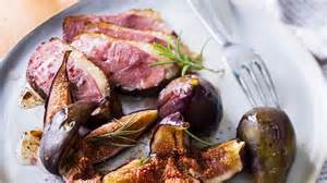 Ingrédients pour quiche : roquette, magret de canard, figues, noix, chèvre