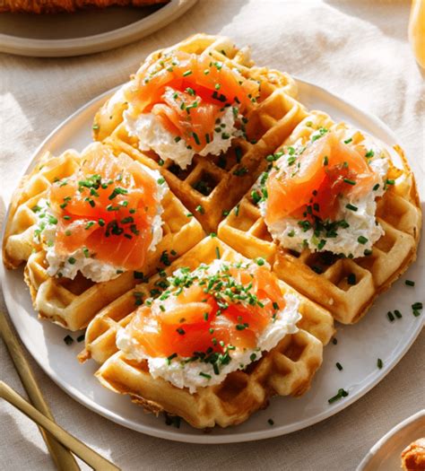 Gaufres feuilletées garnies de saumon fumé et crème aux herbes