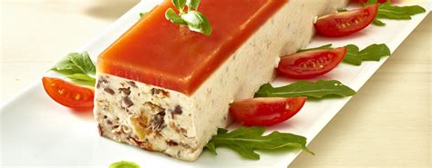 Bavarois de tomate démoulé et décoré