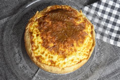 Une quiche lorraine épaisse dorée au four