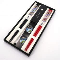 Photo d'un ensemble de baguettes japonaises et de porte-baguettes assortis