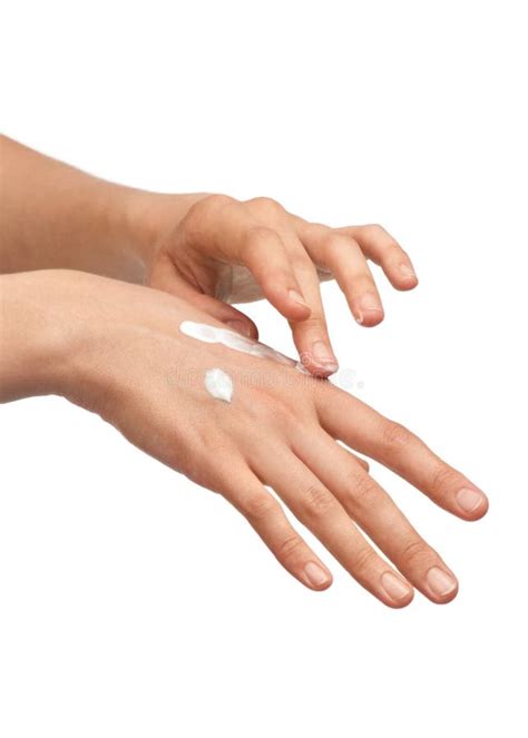 Femme appliquant une crème sur sa main