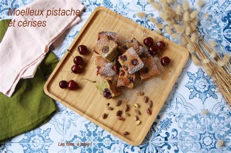 Cerises et pistaches sur un plan de travail