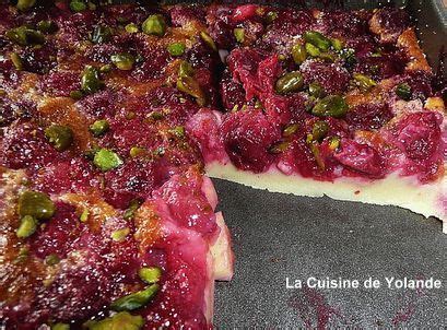 Un clafoutis aux griottes et pistaches tout juste sorti du four