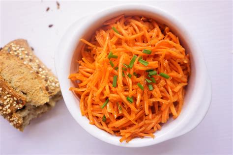 Carottes râpées et pomme coupée en julienne