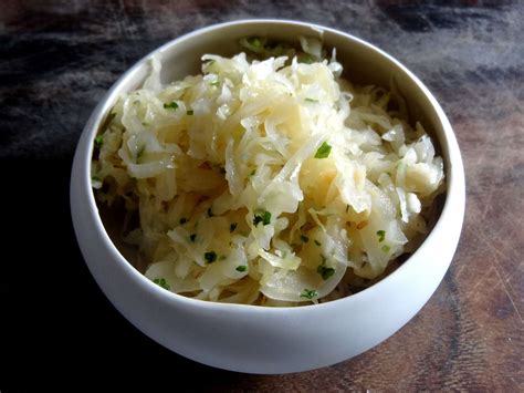 Salade de choucroute coleslaw colorée avec des herbes