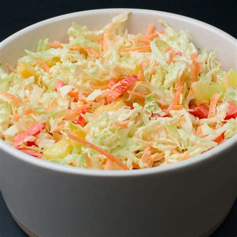 Bol de choucroute coleslaw garni de noix et de persil