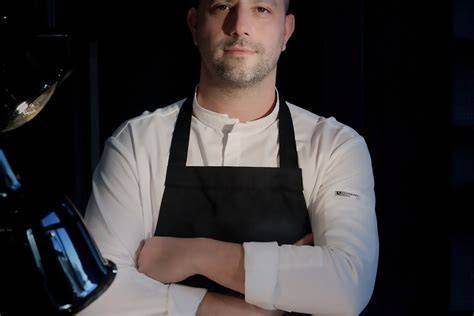 Photo du chef Kevin Roman présentant son approche sans sel