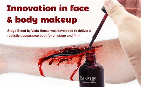 Personnes déguisées pour Halloween avec du faux sang