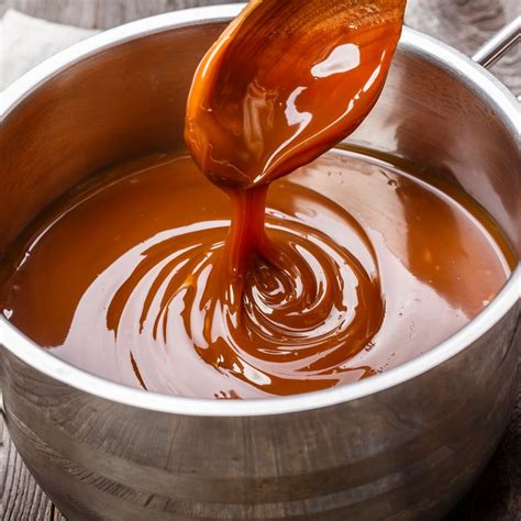 Casserole avec du caramel brunissant