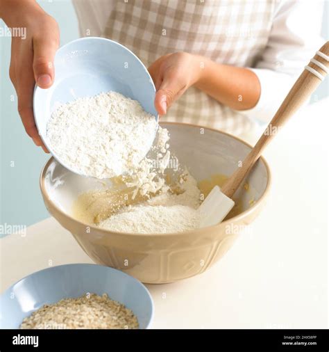 Levain dans un bol avec de la farine et du lait