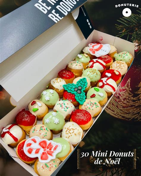 Donuts décorés avec glaçage et perles de sucre