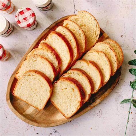 brioche tranchée servie avec confiture