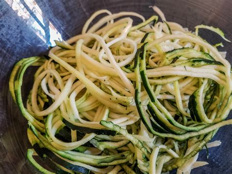 spaghetti de courgette dans un bol avec mandoline