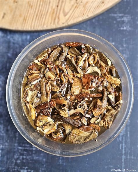 Mélange de morilles et cèpes séchés