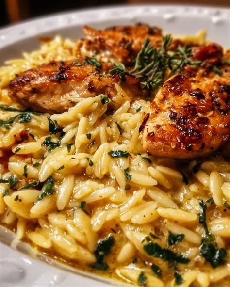 Assiette d'orzo crémeux avec poulet et pesto