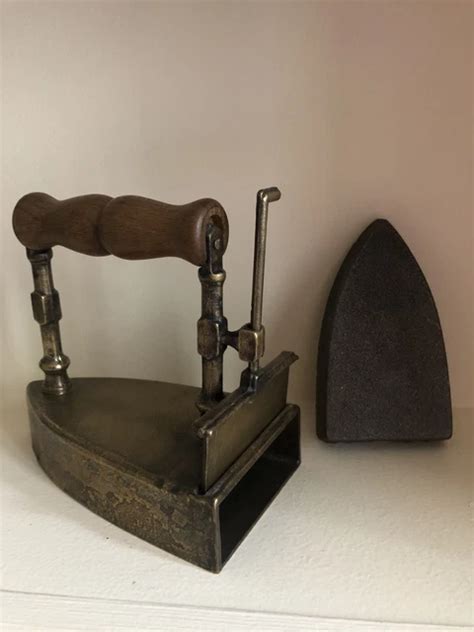 Fer à repasser chinois ancien avec manche en bois