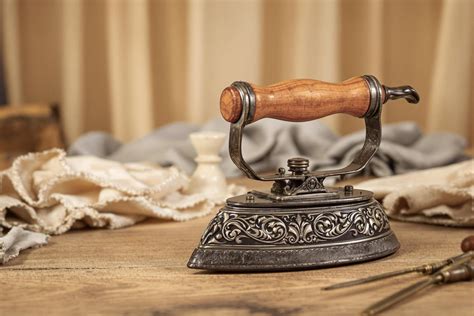 Détail d'un fer à repasser ancien avec le symbole Shou gravé