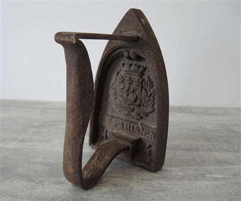 Illustration d'un fer à repasser ancien 