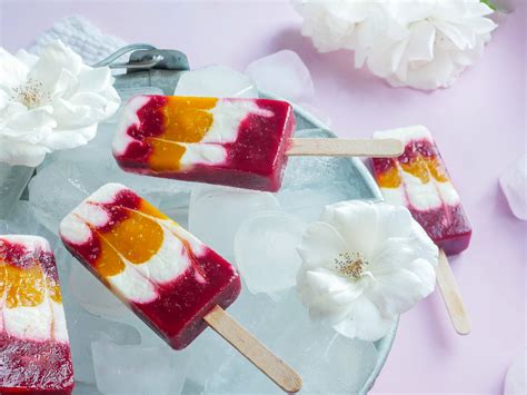 Image de pots de glace maison aux fruits