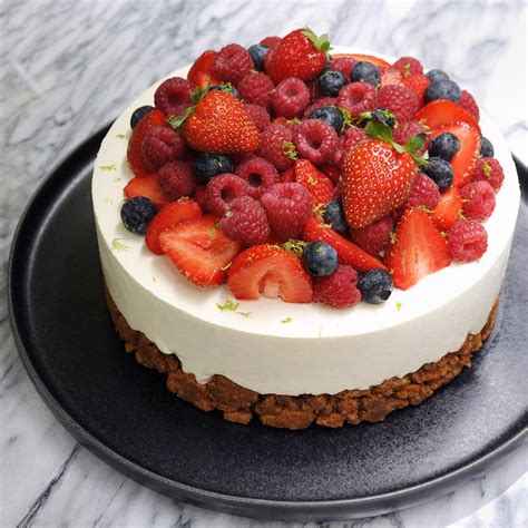 Image d'un cheesecake sans PLV décoré de fruits rouges