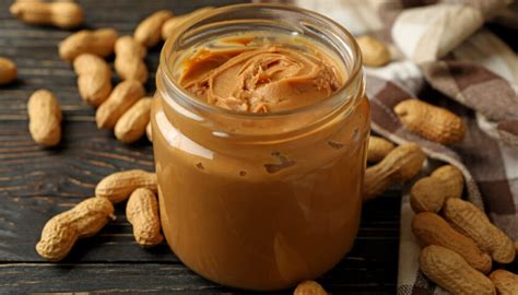 cacahuètes entières et beurre de cacahuète dans un bol