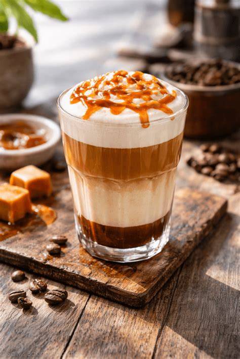Illustration d'un café latte caramel avec mousse et caramel