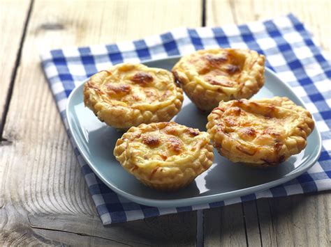 Tartelettes au fromage dorées et appétissantes