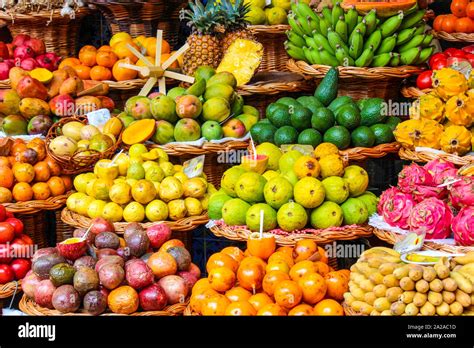 Fruits tropicaux colorés