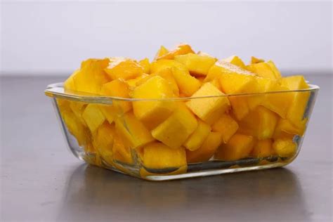Morceaux de mangue et d'ananas coupés