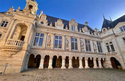 Ancien Hôtel des Postes sur le Boulevard de La Rochelle, aujourd'hui médiathèque