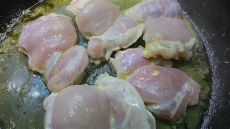 Poêle avec poulet pané en train de frire