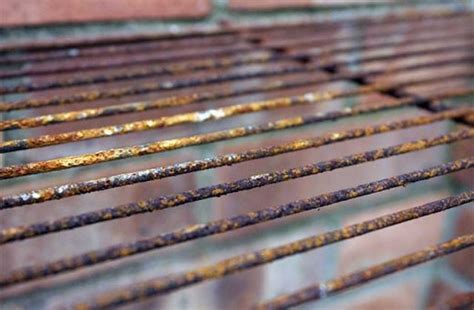 Comparaison visuelle entre une grille rouillée et une grille en inox propre