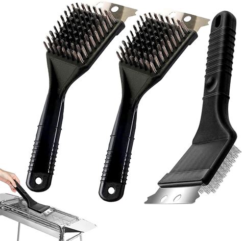 Gros plan sur une brosse de nettoyage pour barbecue