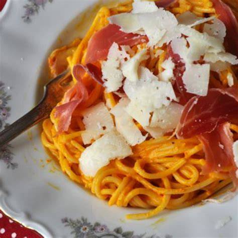 Spaghetti crémeux au jambon cru avec copeaux de parmesan