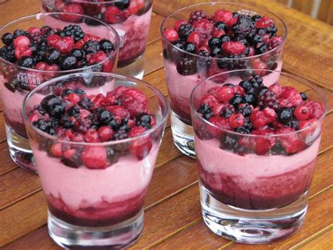 Une verrine de Fontainebleau avec des fruits rouges frais