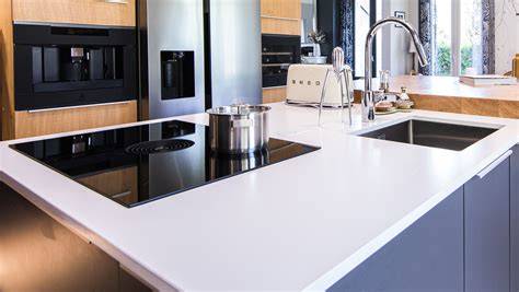 Exemple de cuisine avec plan de travail quartz scintillant